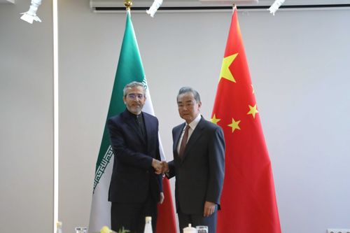 王毅分别同伊朗、以色列外长通电话